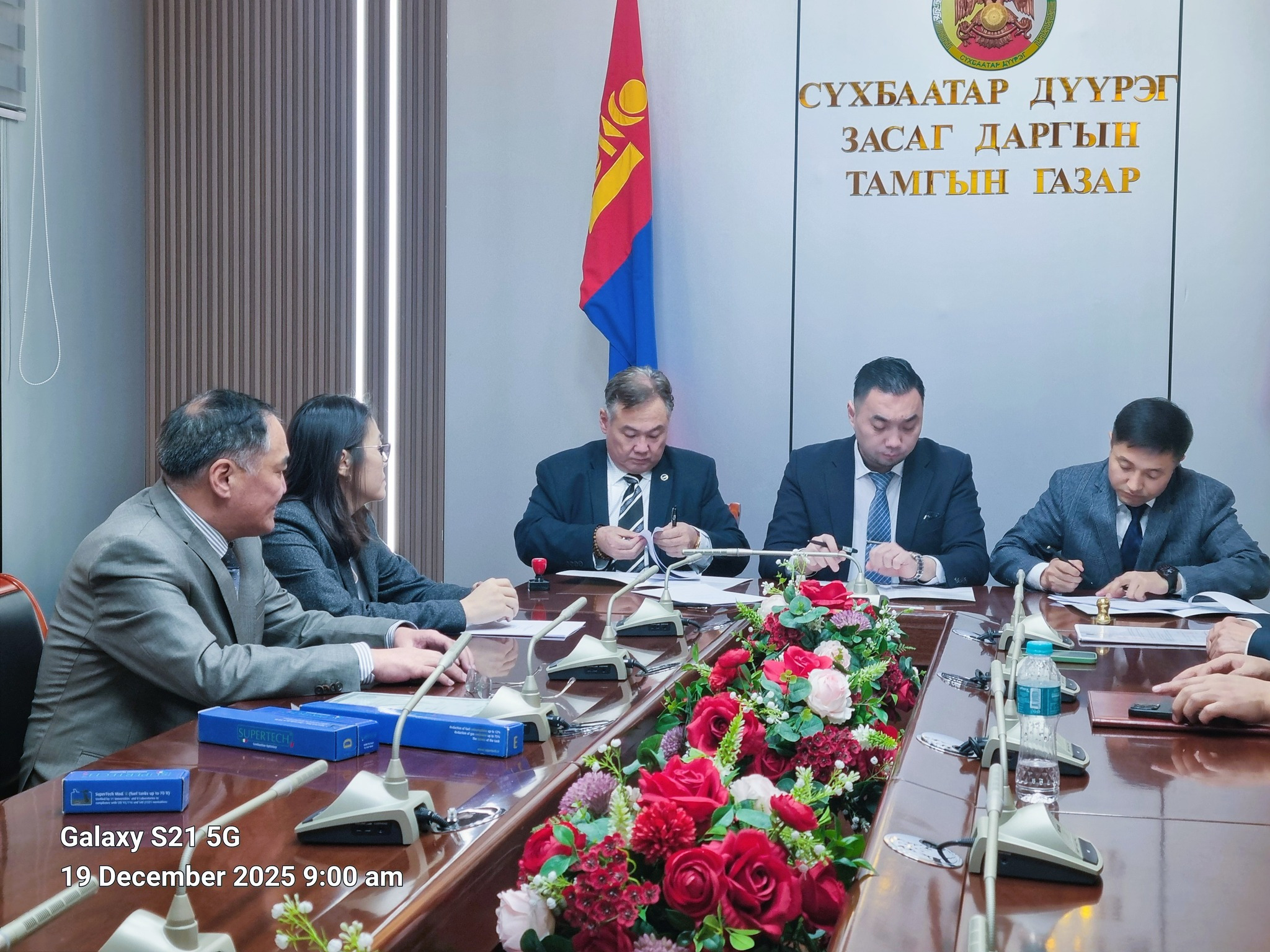 Сүхбаатар дүүргийн ТҮК-ийн хог тээврийн машинуудад хорт утааны ялгарлыг бууруулах төхөөрөмж суурилуулах гэрээ байгууллаа